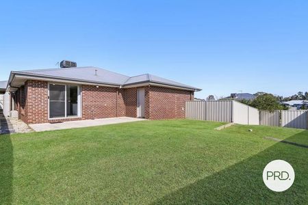 SPACIOUS FAMILY HOME IN SOUGHT AFTER LOCATION - Photo 3
