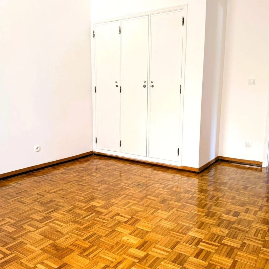 Apartamento com enorme terraço localizado em zona tranquila perto do centro de Cascais - Photo 1
