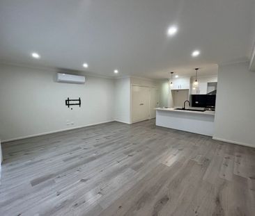 Modern & Spacious 4-Bedroom, 3-Bathroom over two-level unit in Wollert - Photo 1