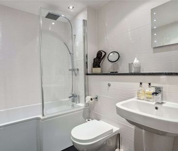 An immaculate two-bedroom apartment located in the riverside gated ... - Photo 1