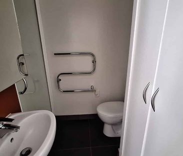 Compact Sunny Apartment - Photo 3