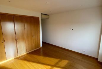 Apartamento T3 com estacionamento e vista de mar em Santo Amaro de Oeiras