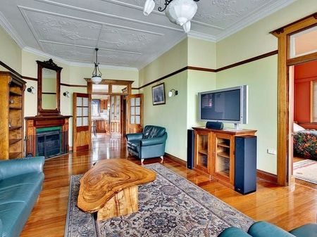 Well Presented, Character Filled, Period Style 4-5 Bedroom Family Home, Very Private In Prime Location - Photo 4