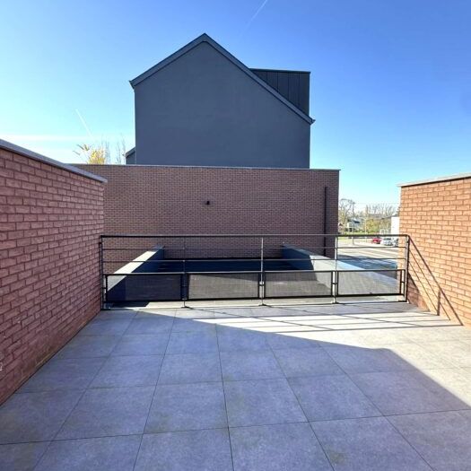 Situation privilégiée au centre de Forville (Fernelmont), au 1er étage de cette nouvelle résidence, très bel appartement 2 chambres avec grande terrasse, cave en sous-sol et 2 parkings extérieurs ! - Foto 1