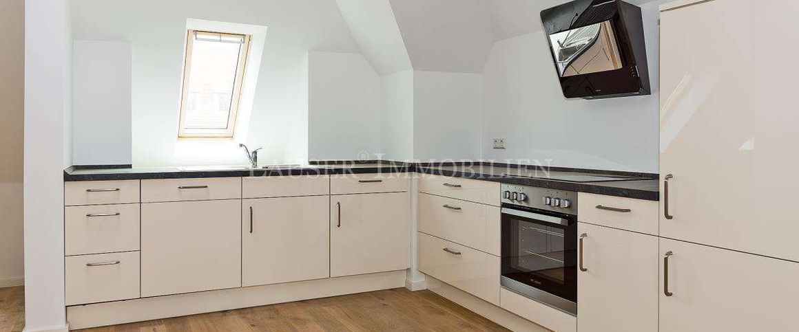 Kernsanierte und großzügige City-Maisonette mit Balkon zum Wohlfühlen - Photo 1