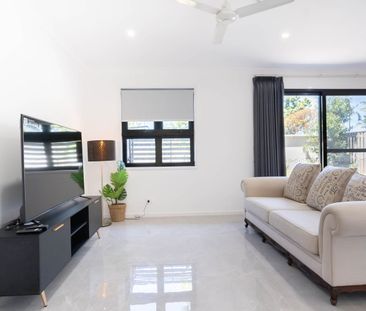 Rare 200sqm Luxury Townhouse | Fully Furnished | Dual Master Suites... - Photo 1