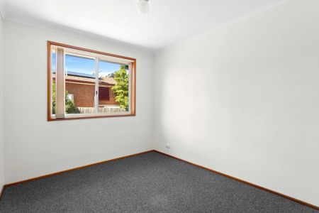 Charming 3-Bedroom Family Home with Spacious Yard & Double Garage - Photo 2