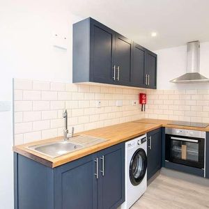 Raymond Crescent, Guildford, Surrey, GU2 - Photo 2