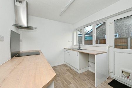 2 bedroom semi-detached bungalow to rent - Photo 4