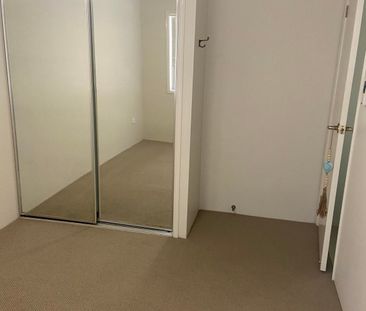 Bedroom with individual study room and bathroom - Photo 6