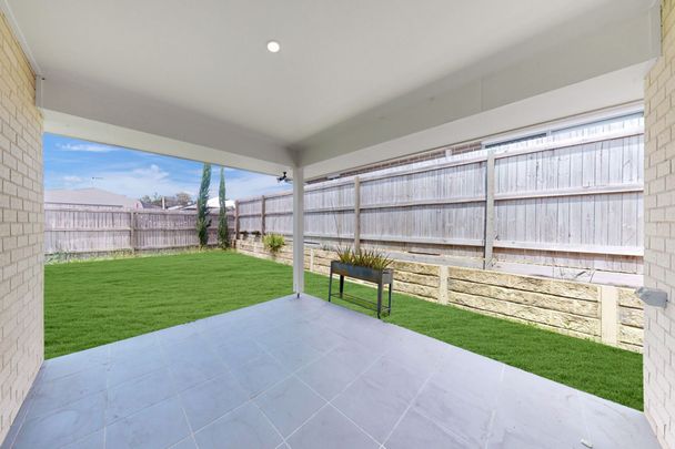 For Lease: Modern Family Living at 13 Brunner Drive, Park Ridge! - Photo 1