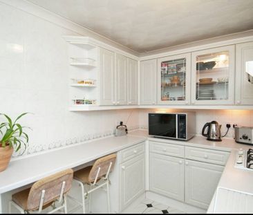 Room in a Shared Flat, Gatestone Court. Central Hill, SE19 - Photo 1