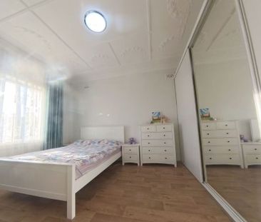 Spacious 4-Bedroom Family Home with Sunroom - Photo 1