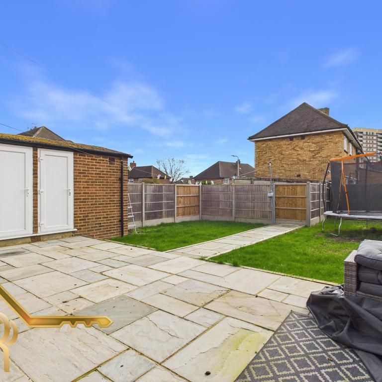 3 bedroom end of terrace house to rent - Photo 1