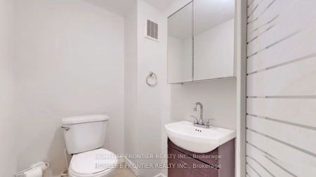 For Lease - 201 Centre Street, Richmond Hill, Ontario - Photo 4