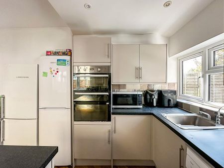 1 bedroom in a house share to rent - Photo 3