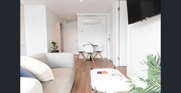 2 Weeks Rent Free! Private Room in Student-Only 3-Bedroom Apartment with Terrace - Photo 1