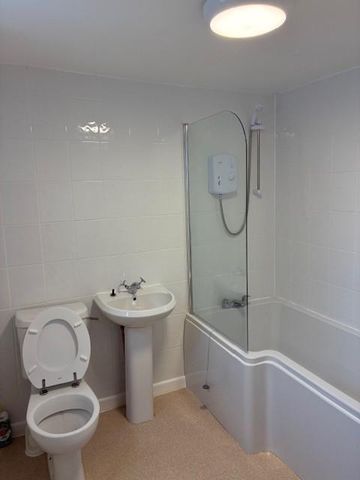 1 bedroom in a house share to rent - Photo 5