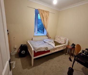 Room in a Shared House, Ellesmere Gardens, IG4 - Photo 1