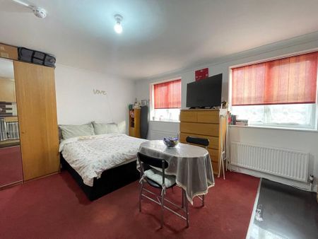 Studio to rent - Photo 2