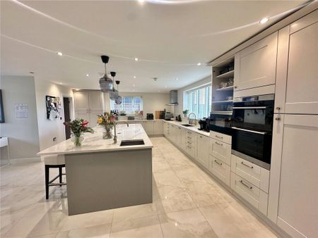 5 bedroom detached house to rent - Photo 2