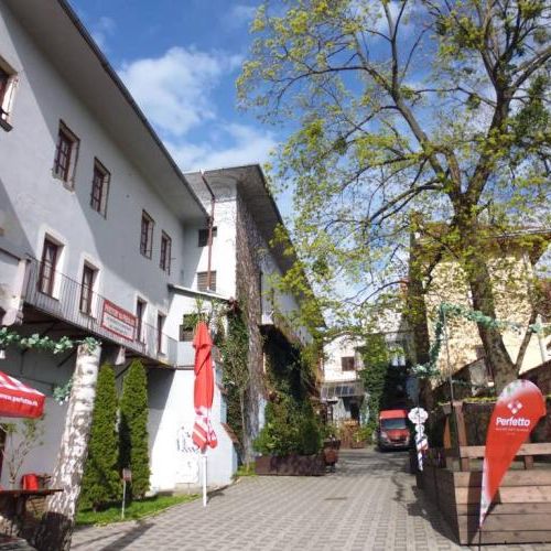 PRENÁJOM: HLAVNÁ - VOĽNÝ 2,5-izbový byt + kuchyňa, kúpeľňa, WC - Fotografia 1