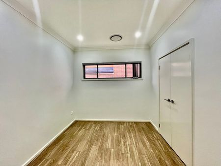 Modern Five Bedroom Family Home Within Riverbank Public School - Photo 2