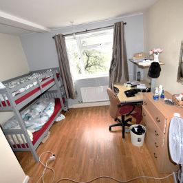 2 bedroom Flat in Whincover Drive, Leeds - Photo 1