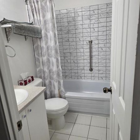 Beau 4 1/2 rénové - bien éclairé - coin près de tous les services à Beauport - Photo 4
