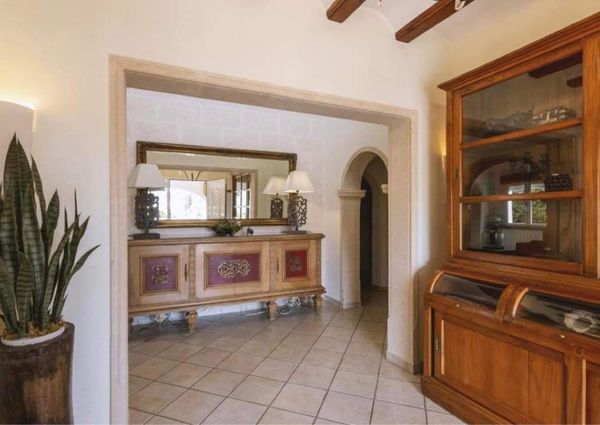 WINTER RENTAL. Spacious renovated villa with pool and 5 bedrooms for rent in Javea
