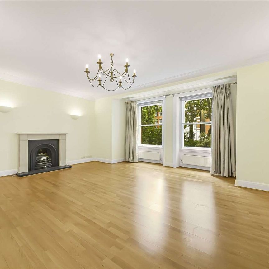 Lateral four bedroom family apartment set within a portered block and over 2106 square feet - Photo 1