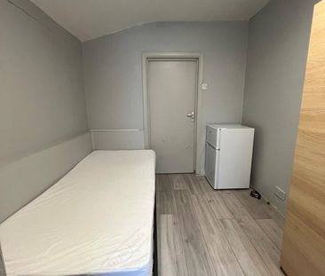 Room in a Shared House, Grange Road, E13 - Photo 1