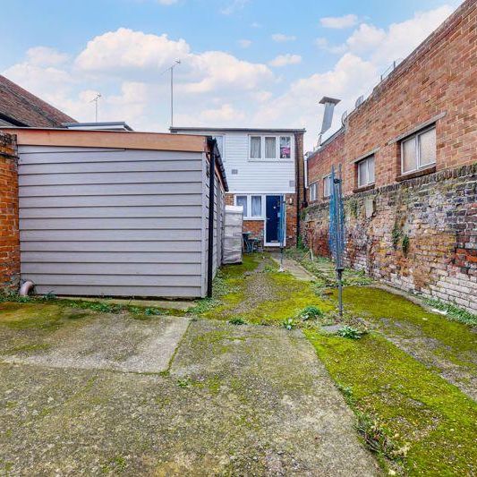 1 bedroom in a house share to rent - Photo 1