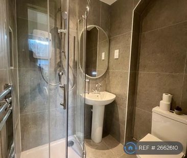 1 bedroom in a house share to rent - Photo 2