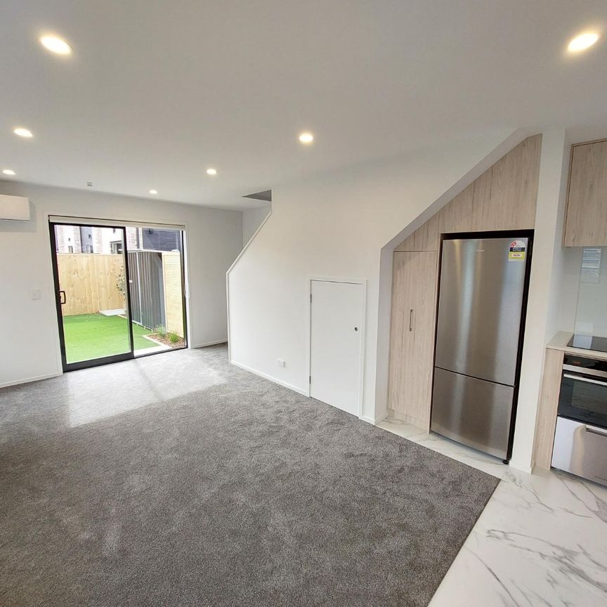 Stunning Townhouse - Photo 1