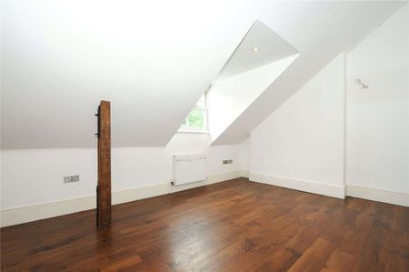 A top floor apartment located within central Windsor, benefiting from period features and lovely views over Windsor Castle. - Photo 2