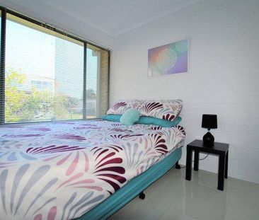 PRICE REDUCED - Stylish Unit Fully Furnished - Photo 4