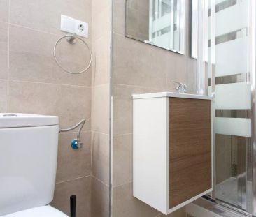 Room in a shared 8-bedroom apartment for rent in Trafalgar, Madrid. - Photo 5