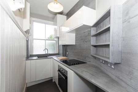 3 bedroom flat to rent - Photo 3