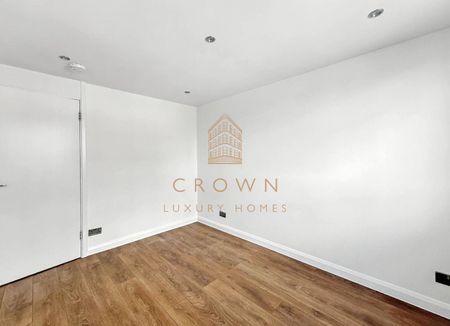 Martlesham, Tottenham - Photo 4