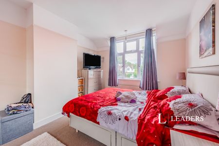 3 bedroom house to rent Knole Grove, East Grinstead, RH19 - Photo 2