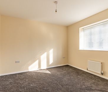 Available unfurnished now - Photo 3