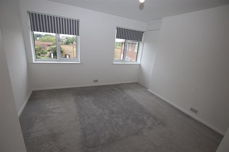 2 bedroom Maisonette to let - Photo 2