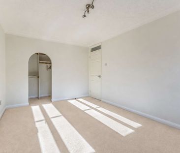 A spacious two bedroom first floor maisonette with private entrance... - Photo 2
