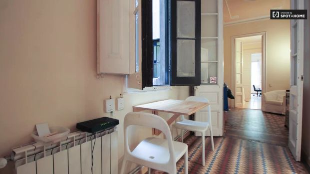Double bed in Charming rooms for rent in 6-bedroom apartment in L’Esquerra - Foto 1