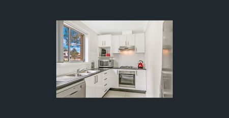 Modern 3 Bedroom Townhouses in prime location! - Photo 4