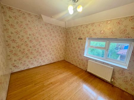 Welcome to this charming terraced house. Boasting three bedrooms, a spacious living room, dining area, fitted kitchen, and a family bathroom, this property offers front and rear gardens. With gas central heating and double glazing, laminate flooring, and a convenient location - Photo 5