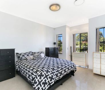 Impressive 4 Bedrooms Double Brick Street Front Townhouse - Photo 4