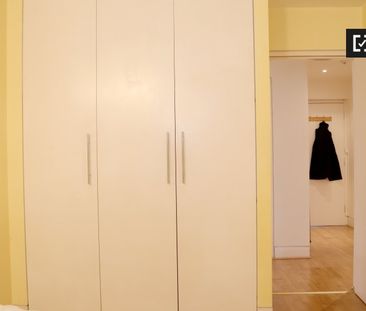 Shared twin ensuite room in a 2 bed flat in Northern Inner - Photo 2