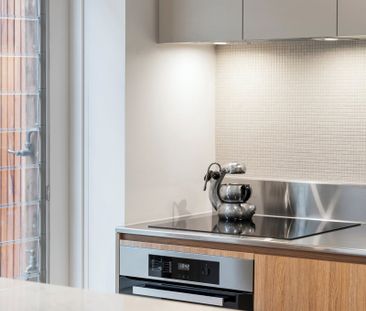 FULLY FURNISHED STUNNING DESIGNER LIVING BY THE BAY - Photo 2